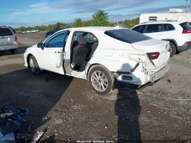 46231875 :رقم المزاد ، 4T1C11AK4NU683686 vin ، 2022 Toyota Camry Le مزاد بيع