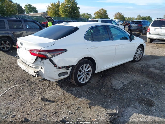 46231875 :رقم المزاد ، 4T1C11AK4NU683686 vin ، 2022 Toyota Camry Le مزاد بيع
