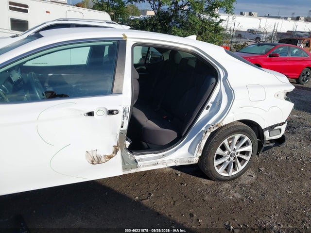 46231875 :رقم المزاد ، 4T1C11AK4NU683686 vin ، 2022 Toyota Camry Le مزاد بيع