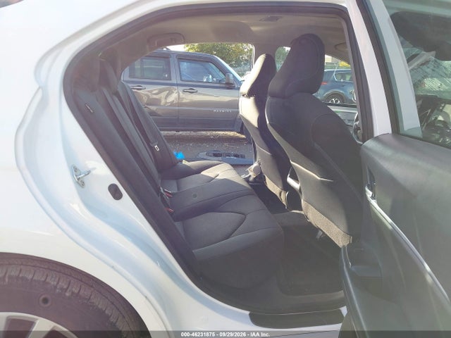 46231875 :رقم المزاد ، 4T1C11AK4NU683686 vin ، 2022 Toyota Camry Le مزاد بيع