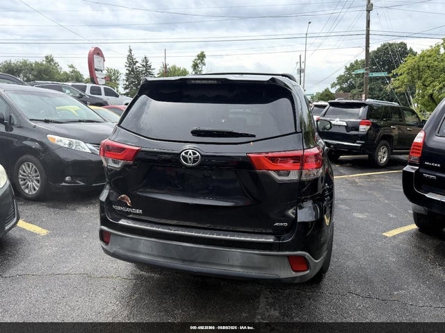 46233300 :رقم المزاد ، 5TDBZRFH1JS883847 vin ، 2018 Toyota Highlander Le مزاد بيع
