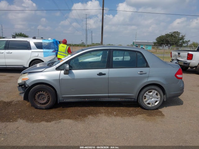 46235218 :رقم المزاد ، 3N1BC1AP1AL428586 vin ، 2010 Nissan Versa 1.8s مزاد بيع