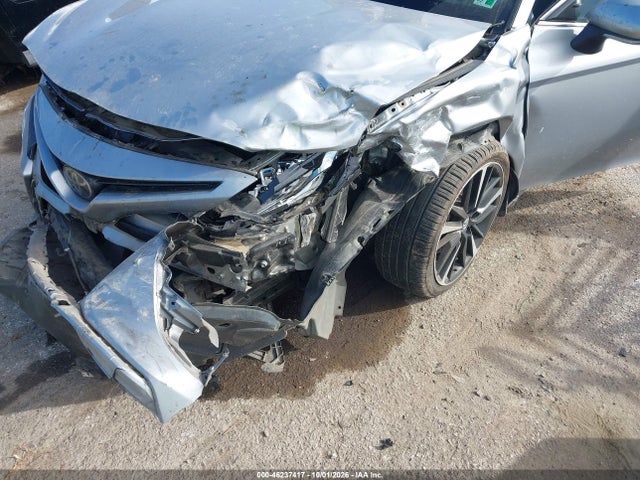 46237417 :رقم المزاد ، 4T1B61HK0JU128697 vin ، 2018 Toyota Camry Xse مزاد بيع