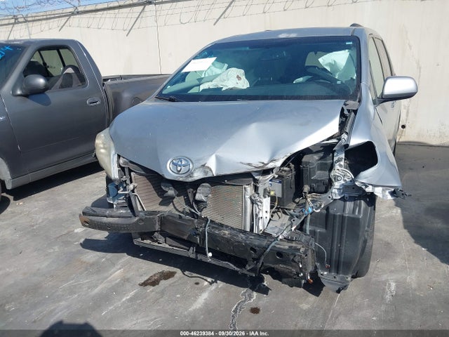 46239384 :رقم المزاد ، 5TDKK3DC3FS555118 vin ، 2015 Toyota Sienna Le 8 Passenger مزاد بيع