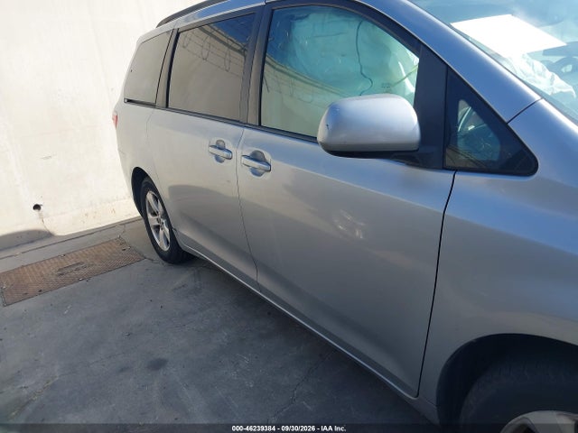 46239384 :رقم المزاد ، 5TDKK3DC3FS555118 vin ، 2015 Toyota Sienna Le 8 Passenger مزاد بيع