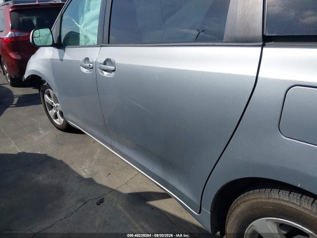 46239384 :رقم المزاد ، 5TDKK3DC3FS555118 vin ، 2015 Toyota Sienna Le 8 Passenger مزاد بيع