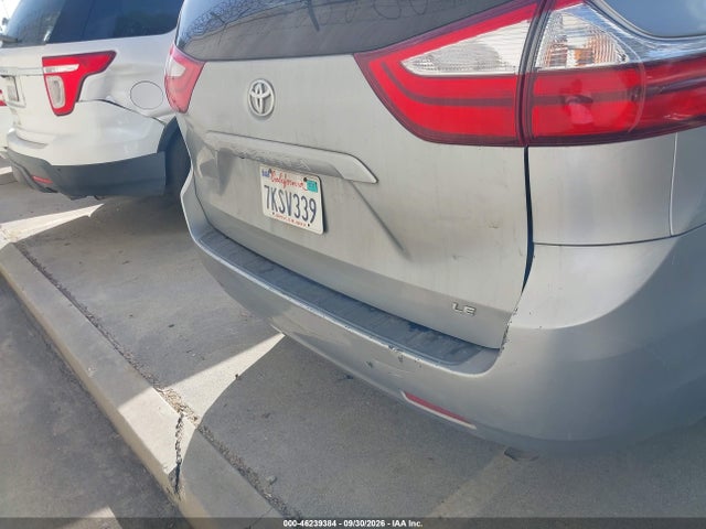 46239384 :رقم المزاد ، 5TDKK3DC3FS555118 vin ، 2015 Toyota Sienna Le 8 Passenger مزاد بيع
