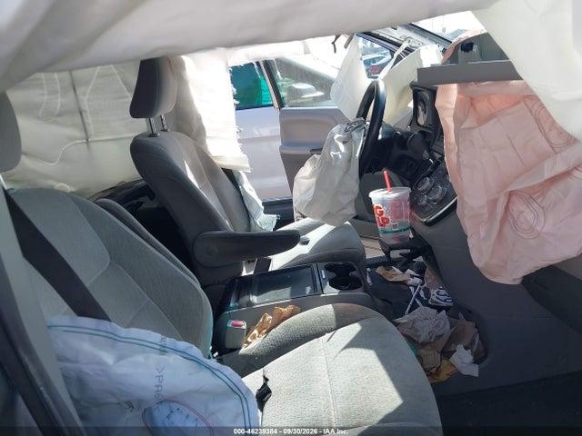 46239384 :رقم المزاد ، 5TDKK3DC3FS555118 vin ، 2015 Toyota Sienna Le 8 Passenger مزاد بيع