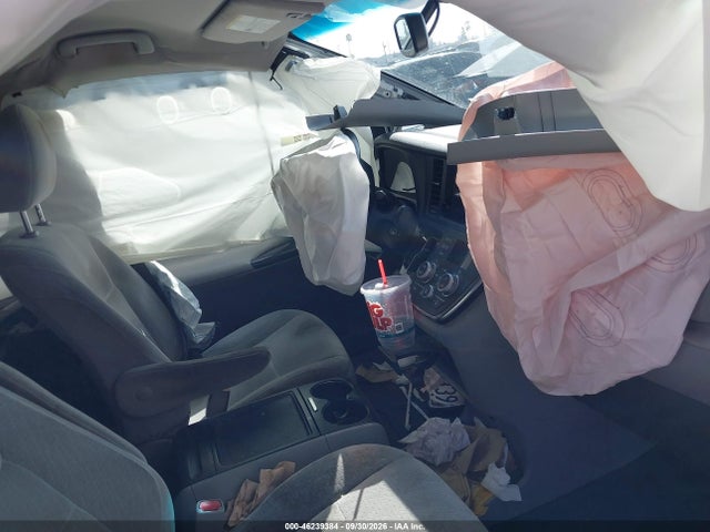 46239384 :رقم المزاد ، 5TDKK3DC3FS555118 vin ، 2015 Toyota Sienna Le 8 Passenger مزاد بيع