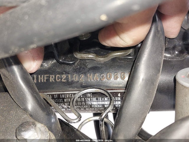 46239509 :رقم المزاد ، 1HFRC2102HA308615 vin ، 1987 Honda Vf700 C مزاد بيع