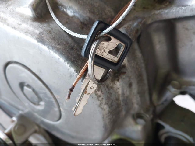 46239509 :رقم المزاد ، 1HFRC2102HA308615 vin ، 1987 Honda Vf700 C مزاد بيع