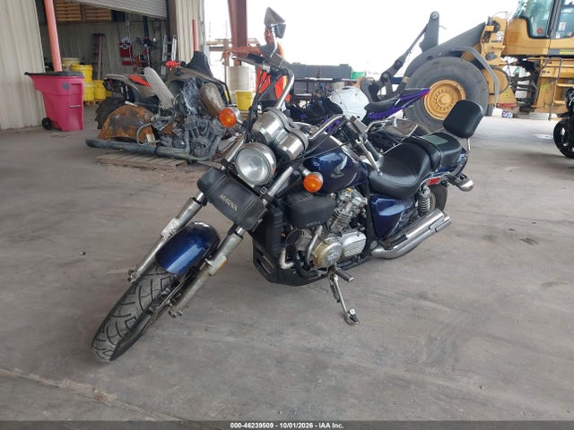 46239509 :رقم المزاد ، 1HFRC2102HA308615 vin ، 1987 Honda Vf700 C مزاد بيع