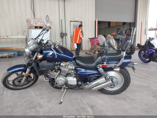 46239509 :رقم المزاد ، 1HFRC2102HA308615 vin ، 1987 Honda Vf700 C مزاد بيع