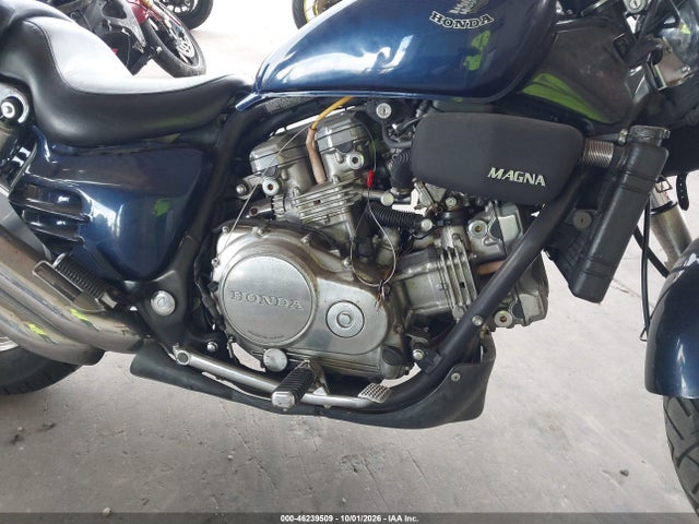 46239509 :رقم المزاد ، 1HFRC2102HA308615 vin ، 1987 Honda Vf700 C مزاد بيع