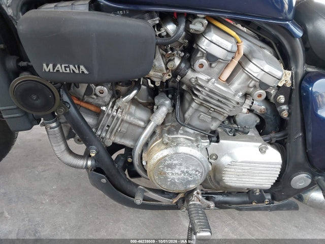 46239509 :رقم المزاد ، 1HFRC2102HA308615 vin ، 1987 Honda Vf700 C مزاد بيع