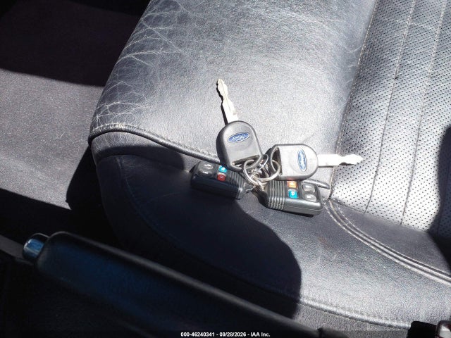 46240341 :رقم المزاد ، 1FAHP60AX3Y112858 vin ، 2003 Ford Thunderbird مزاد بيع