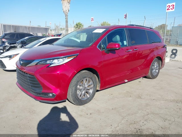 Toyota SIENNA XLE 2026 5TDYRKEC2TS308960 Image 2