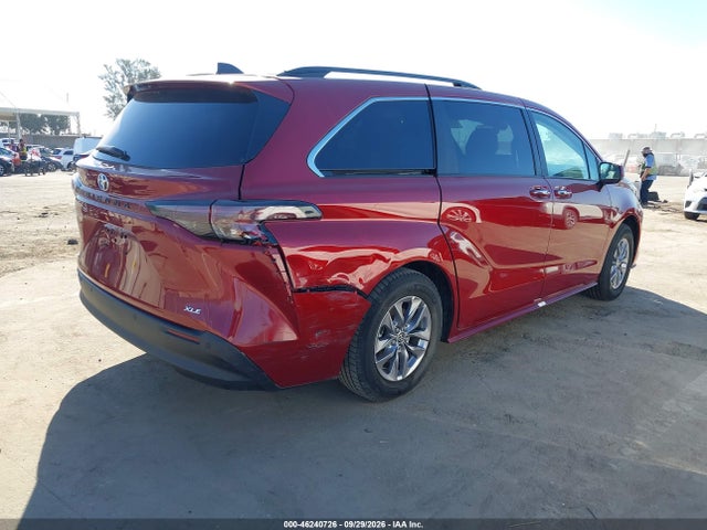 Toyota SIENNA XLE 2026 5TDYRKEC2TS308960 Image 4
