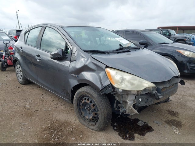 46241829 :رقم المزاد ، JTDKDTB35D1545598 vin ، 2013 Toyota Prius C Two مزاد بيع