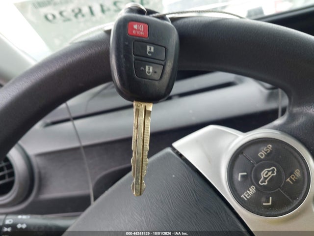 46241829 :رقم المزاد ، JTDKDTB35D1545598 vin ، 2013 Toyota Prius C Two مزاد بيع