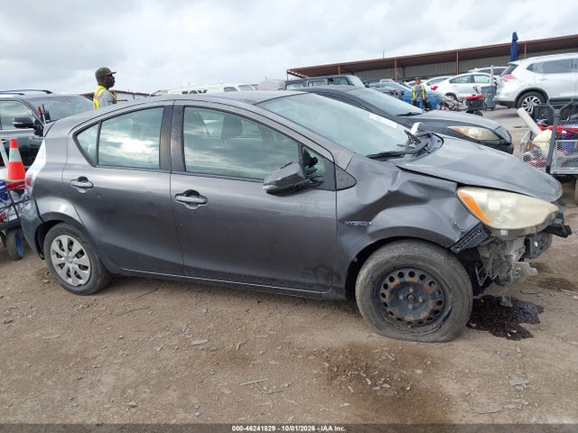46241829 :رقم المزاد ، JTDKDTB35D1545598 vin ، 2013 Toyota Prius C Two مزاد بيع