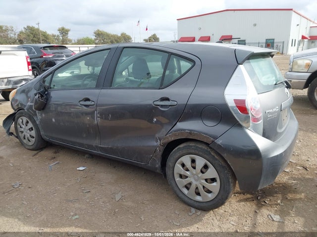 46241829 :رقم المزاد ، JTDKDTB35D1545598 vin ، 2013 Toyota Prius C Two مزاد بيع