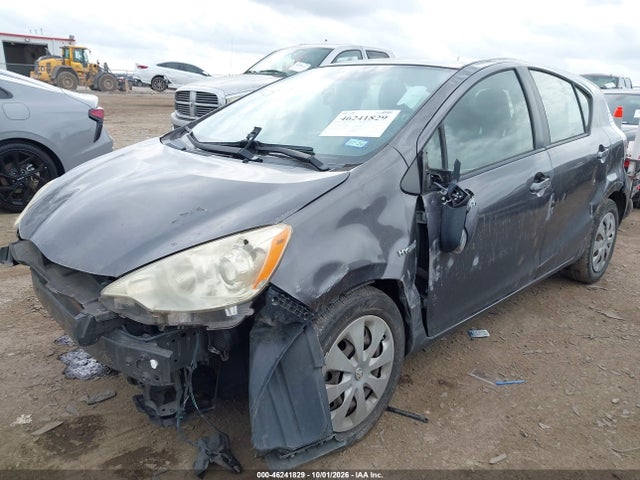 46241829 :رقم المزاد ، JTDKDTB35D1545598 vin ، 2013 Toyota Prius C Two مزاد بيع