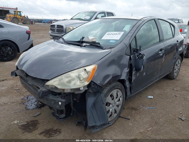 46241829 :رقم المزاد ، JTDKDTB35D1545598 vin ، 2013 Toyota Prius C Two مزاد بيع