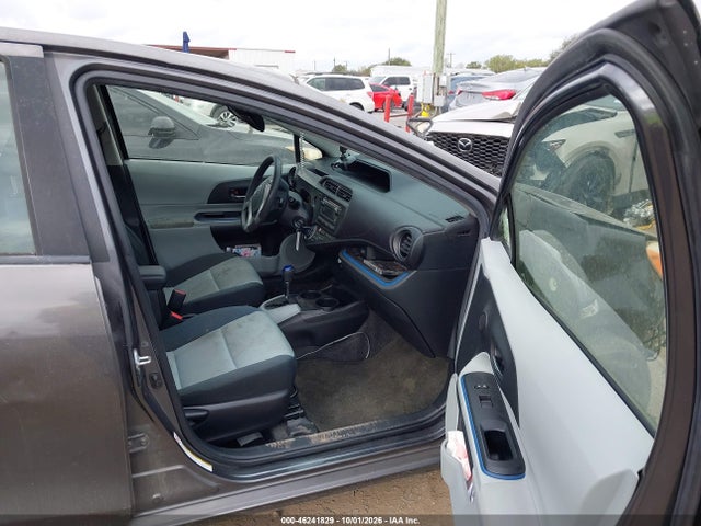 46241829 :رقم المزاد ، JTDKDTB35D1545598 vin ، 2013 Toyota Prius C Two مزاد بيع