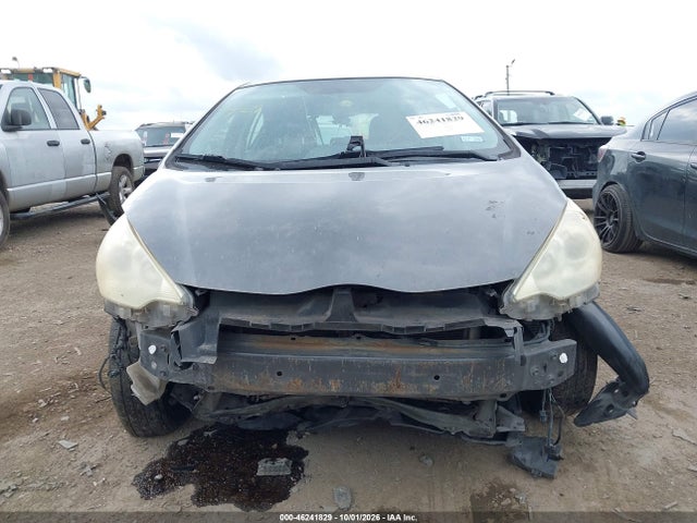 46241829 :رقم المزاد ، JTDKDTB35D1545598 vin ، 2013 Toyota Prius C Two مزاد بيع
