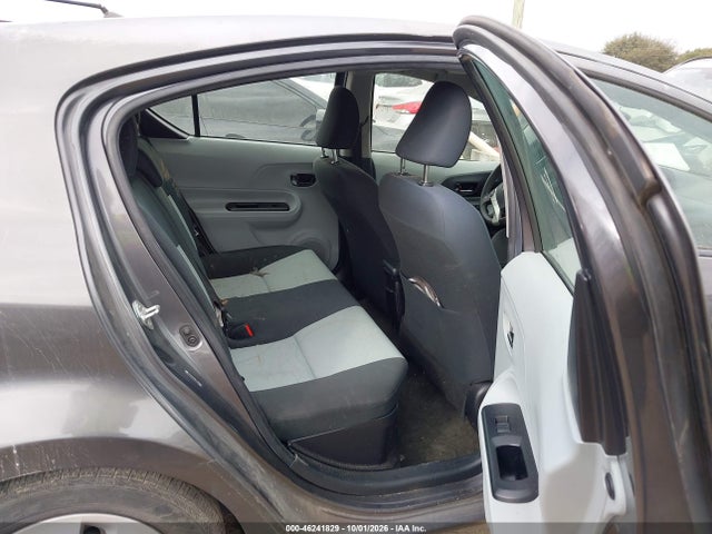 46241829 :رقم المزاد ، JTDKDTB35D1545598 vin ، 2013 Toyota Prius C Two مزاد بيع