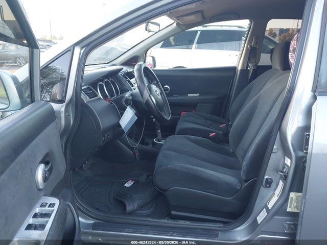 46242924 :رقم المزاد ، 3N1BC1AP8BL461988 vin ، 2011 Nissan Versa 1.8s مزاد بيع