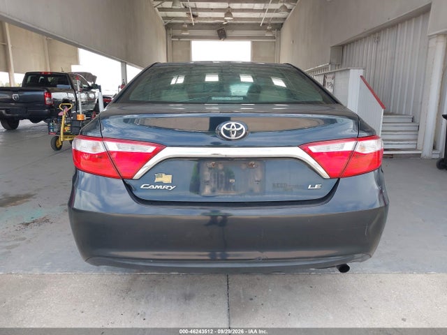 46243512 :رقم المزاد ، 4T1BF1FK1FU488409 vin ، 2015 Toyota Camry Le مزاد بيع