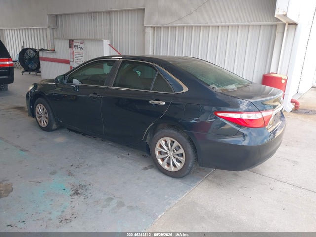 46243512 :رقم المزاد ، 4T1BF1FK1FU488409 vin ، 2015 Toyota Camry Le مزاد بيع