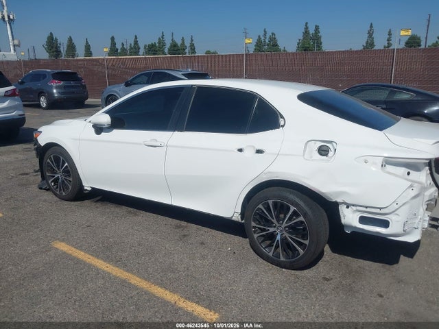 46243545 :رقم المزاد ، 4T1B11HK2JU042144 vin ، 2018 Toyota Camry Se مزاد بيع