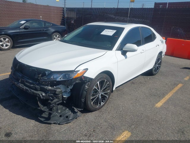 46243545 :رقم المزاد ، 4T1B11HK2JU042144 vin ، 2018 Toyota Camry Se مزاد بيع