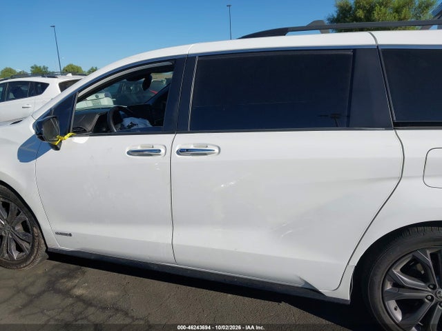 46243694 :رقم المزاد ، 5TDXRKEC2MS042031 vin ، 2021 Toyota Sienna Xse مزاد بيع