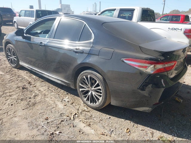46244924 :رقم المزاد ، 4T1B11HK7JU672046 vin ، 2018 Toyota Camry Se مزاد بيع