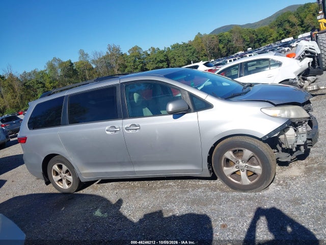 2015 Toyota Sienna Le 8 Passenger მანქანა იყიდება აუქციონზე, vin: 5TDKK3DC5FS577301, აუქციონის ნომერი: 46246212