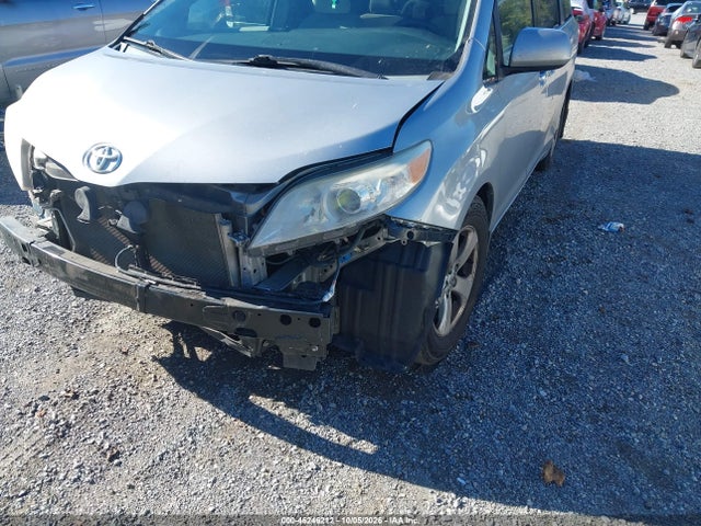 2015 Toyota Sienna Le 8 Passenger მანქანა იყიდება აუქციონზე, vin: 5TDKK3DC5FS577301, აუქციონის ნომერი: 46246212
