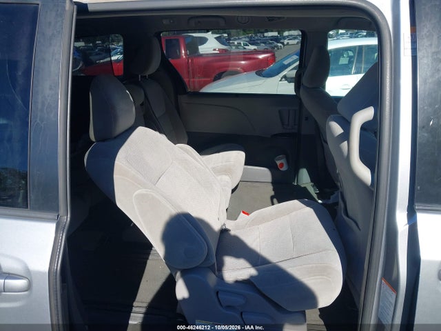 2015 Toyota Sienna Le 8 Passenger მანქანა იყიდება აუქციონზე, vin: 5TDKK3DC5FS577301, აუქციონის ნომერი: 46246212