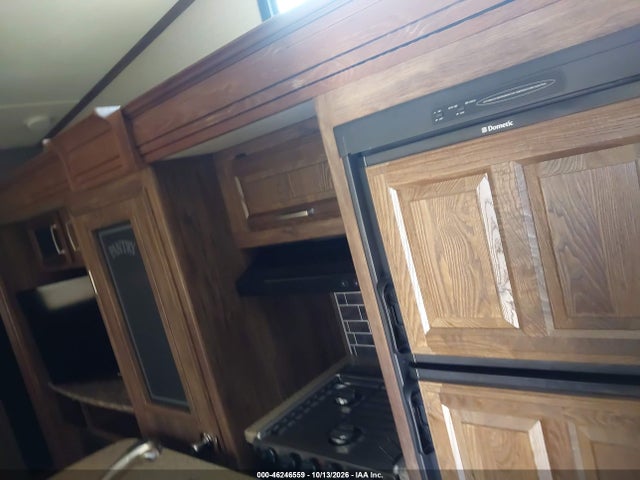 46246559 :رقم المزاد ، 4YDF33624F2505321 vin ، 2015 Keystone 336bhs 4 S مزاد بيع