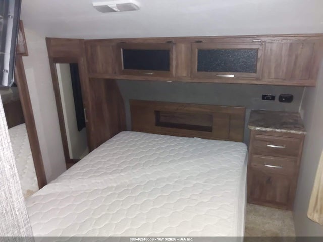 46246559 :رقم المزاد ، 4YDF33624F2505321 vin ، 2015 Keystone 336bhs 4 S مزاد بيع