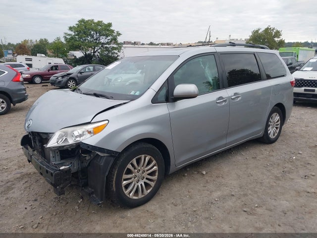 Toyota Sienna Xle 8 Passenger 2015 5TDYK3DC9FS643519 Image 2