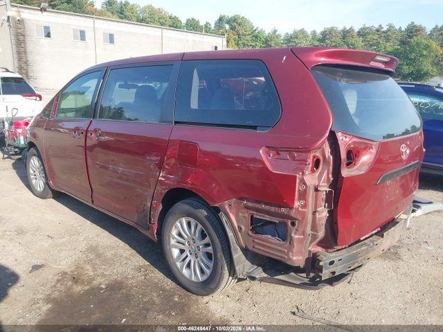 46248447 :رقم المزاد ، 5TDKA3DC2BS007026 vin ، 2011 Toyota Sienna مزاد بيع
