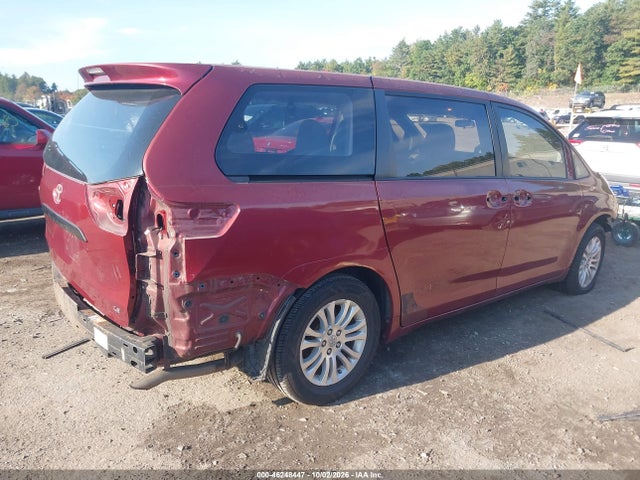 46248447 :رقم المزاد ، 5TDKA3DC2BS007026 vin ، 2011 Toyota Sienna مزاد بيع