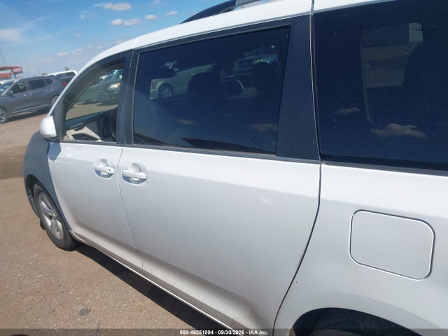 46251004 :رقم المزاد ، 5TDKK3DC4FS618761 vin ، 2015 Toyota Sienna Le 8 Passenger مزاد بيع