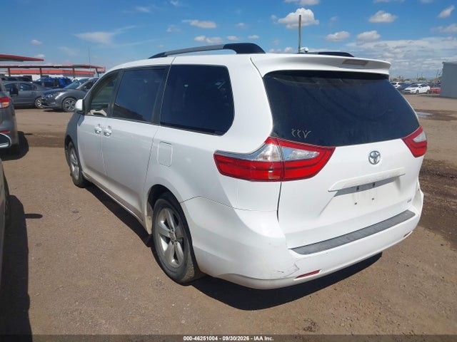 46251004 :رقم المزاد ، 5TDKK3DC4FS618761 vin ، 2015 Toyota Sienna Le 8 Passenger مزاد بيع