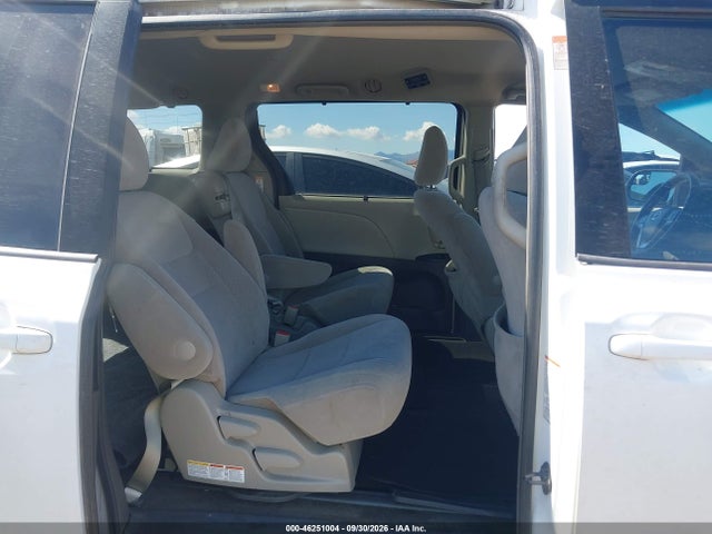 46251004 :رقم المزاد ، 5TDKK3DC4FS618761 vin ، 2015 Toyota Sienna Le 8 Passenger مزاد بيع