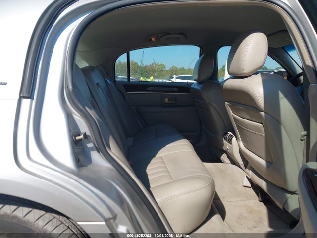 Продажа на аукционе авто 2005 Lincoln Town Car Signature, vin: 1LNHM81W95Y622948, номер лота: 46252203